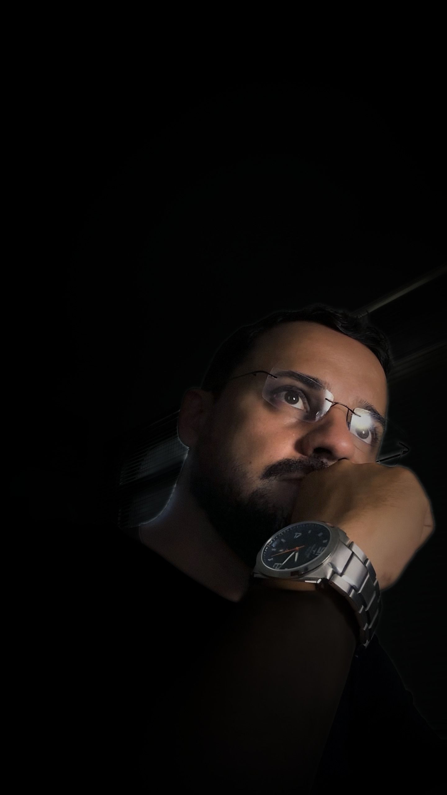 Lucas Magalhães pensativo, analisando estratégia